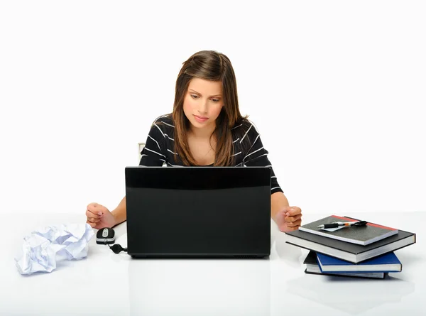 Studente utilizza il computer portatile per studiare — Foto Stock