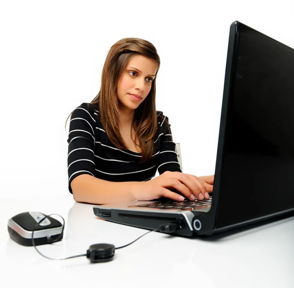 Student laptop gebruikt voor het bestuderen van — Stockfoto