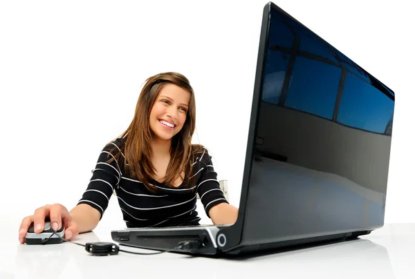 Diák használ laptop tanulmányozásához — Stock Fotó