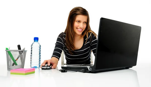 Uczeń używa laptopa na studia — Zdjęcie stockowe