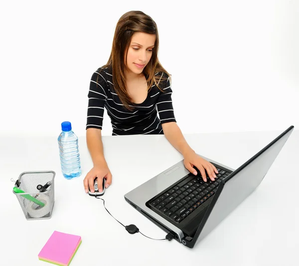 Studenten använder laptop för att studera — Stockfoto