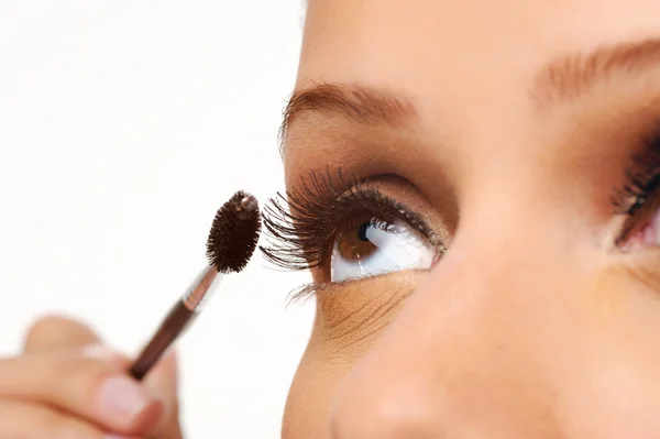 Woman applying mascara on eyelashes — Stock Photo, Image