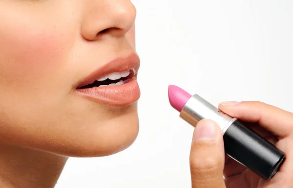 Mujer aplicando lápiz labial en los labios — Foto de Stock