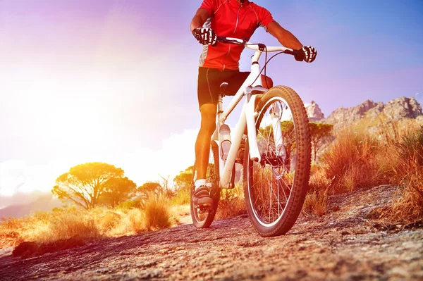 Hombre de bicicleta de montaña — Foto de Stock