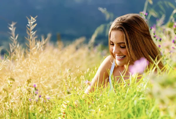 Mujer feliz al aire libre — Foto de Stock