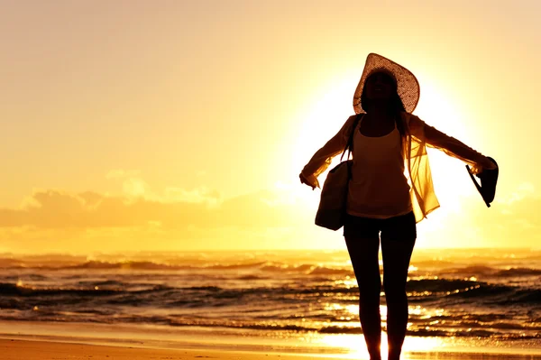 Silueta mujer playa — Foto de Stock