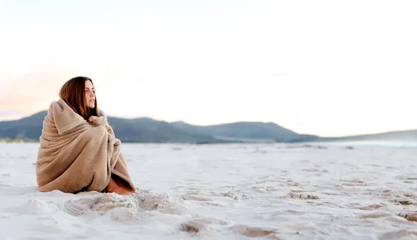 海滩毯子女人 — 图库照片