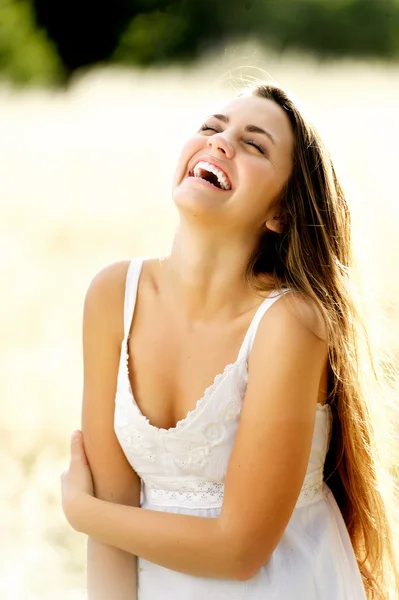 Mujer linda y despreocupada — Foto de Stock