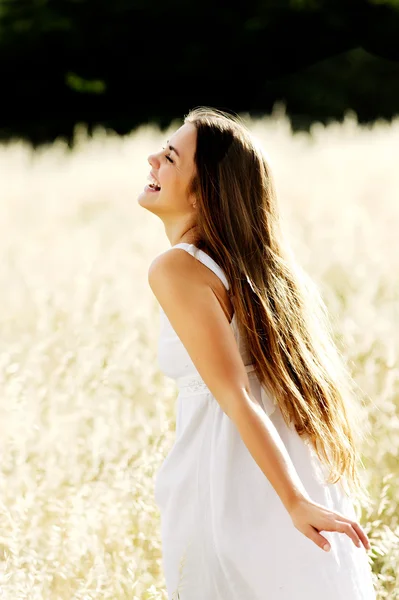 Hermosa chica caminando — Foto de Stock