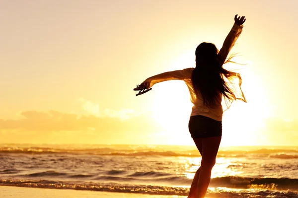 Silhouette femme plage — Photo