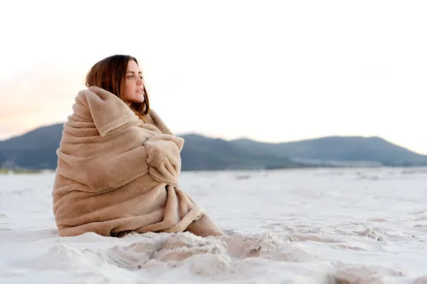 Mujer manta de playa — Foto de Stock