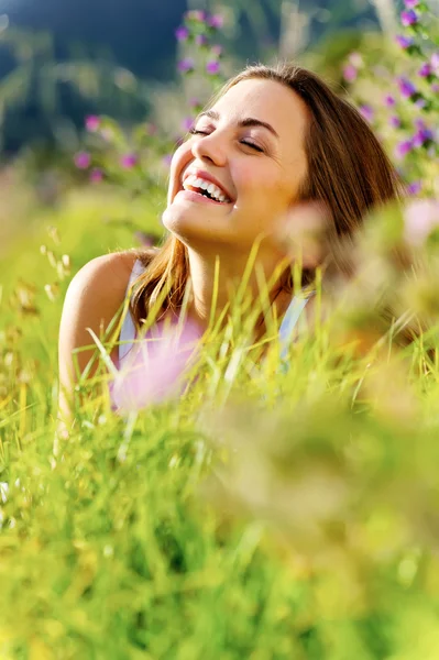 Mujer feliz al aire libre — Foto de Stock