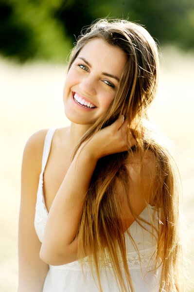 Милая беззаботная женщина
