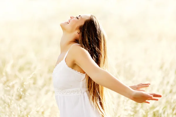 Mulher despreocupada alegre — Fotografia de Stock