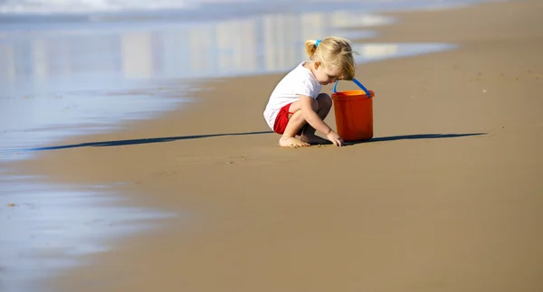 Bella ragazza sulla spiaggia — Foto Stock