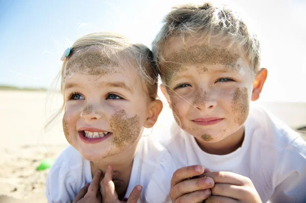 Broer/zus glimlacht — Stockfoto