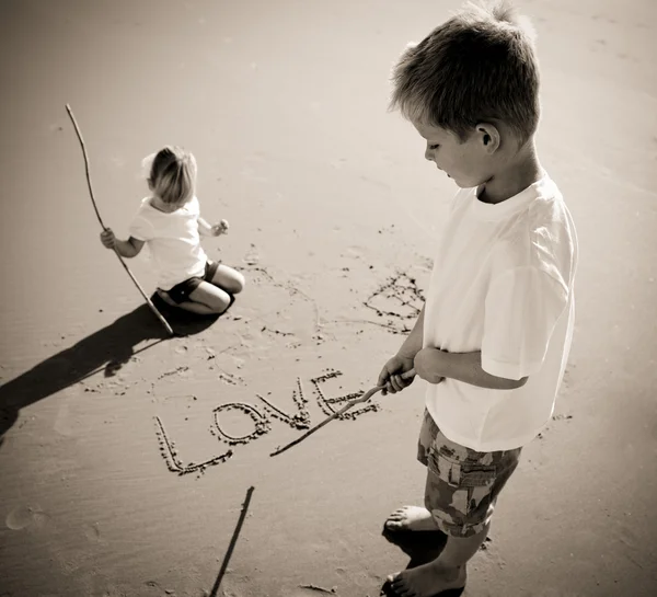 Kinderen schrijven in zand — Stockfoto