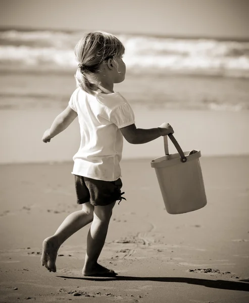 Schönes Strandmädchen — Stockfoto