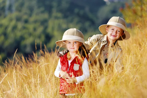 Explorando niños — Foto de Stock