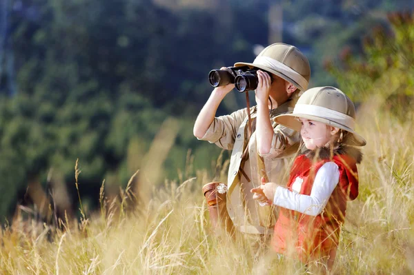 Divertimento bambini all'aperto giocare — Foto Stock