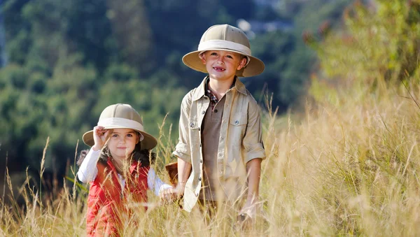 Leuke buiten spelende kinderen — Stockfoto