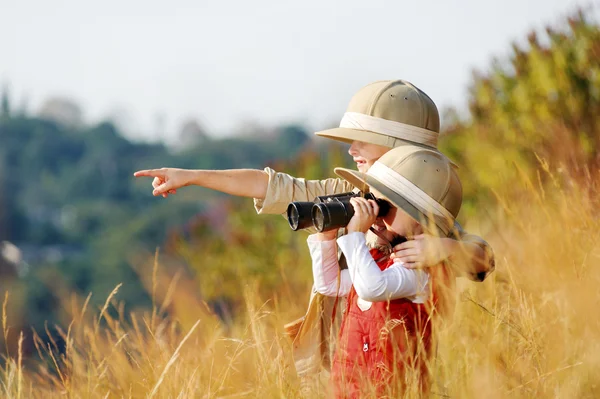 Verkennen van jonge geitjes — Stockfoto