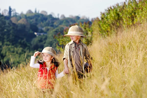 Divertimento bambini all'aperto giocare — Foto Stock