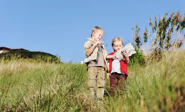 Kinder spielen zusammen — Stockfoto