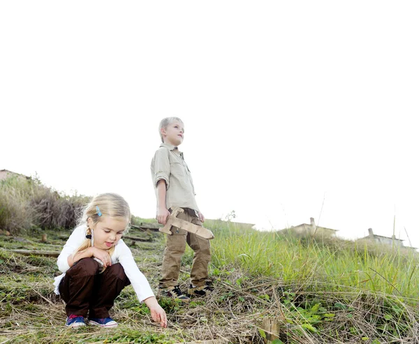 Enfants explorant — Photo