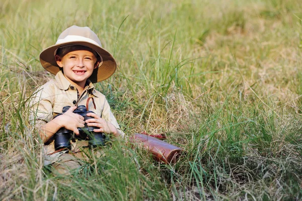 Chłopiec polowanie w Afryce — Zdjęcie stockowe