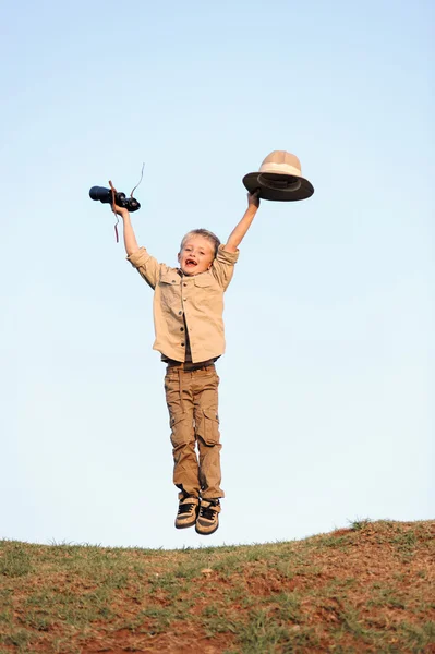 Счастливый ребенок сафари — стоковое фото