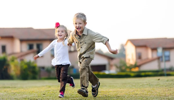 Speelse kindertijd broers en zussen — Stockfoto