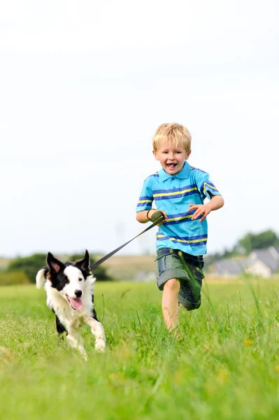 Ευτυχισμένο ξέγνοιαστο αγόρι τρέχει — Φωτογραφία Αρχείου