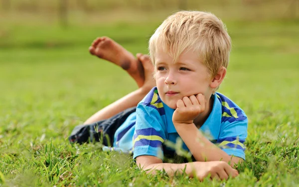 Nettes Kind entspannt sich im Freien — Stockfoto