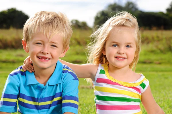 Niedliche kleine Kinder im Freien — Stockfoto