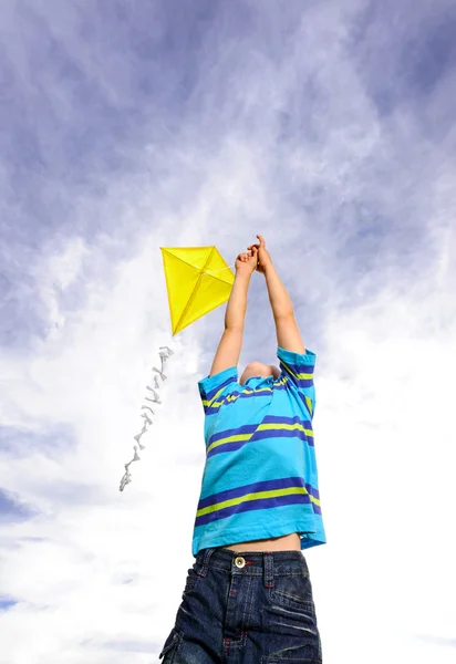 Enfant atteint haut pour son cerf-volant — Photo