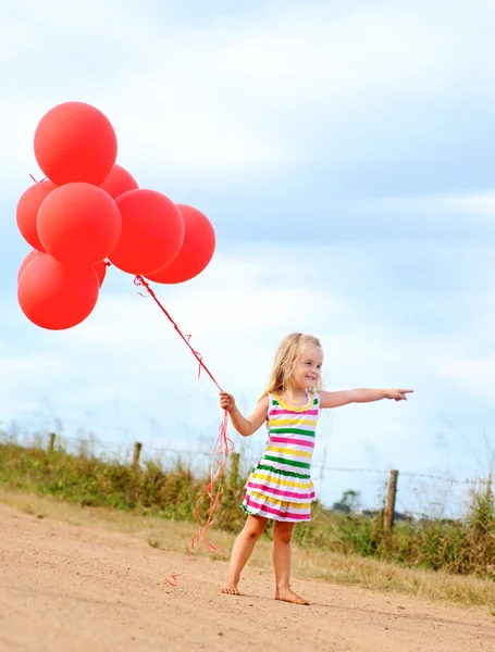 Schattig blond meisje op outdoor avontuur — Stockfoto