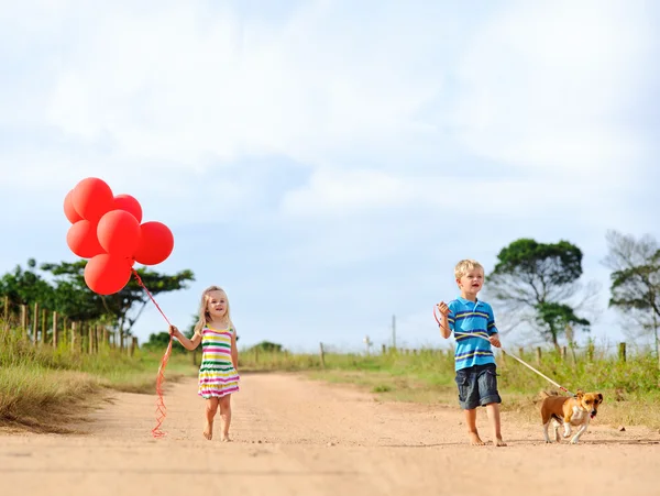 Graziosi bambini biondi all'aperto al sole — Foto Stock