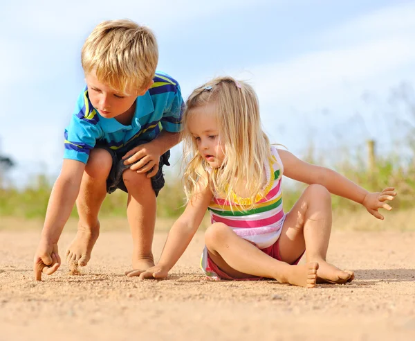 Hermanos aprendiendo juntos — Foto de Stock