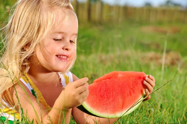 Niño con sandía al aire libre —  Fotos de Stock