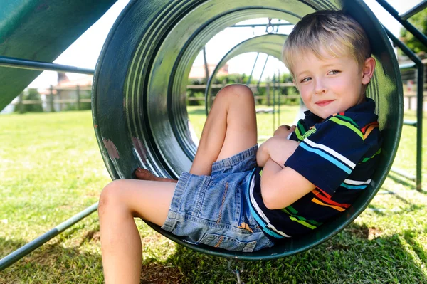 Carino ragazzo nel parco giochi — Foto Stock