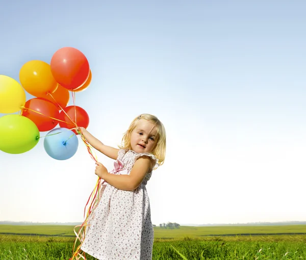 Mała dziewczynka bawi się balonami — Zdjęcie stockowe