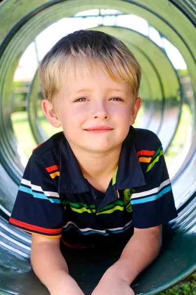 Netter Junge auf dem Spielplatz — Stockfoto