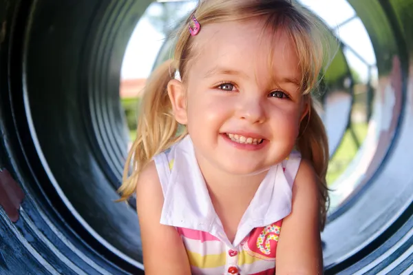 Chica joven en el parque infantil — Foto de Stock