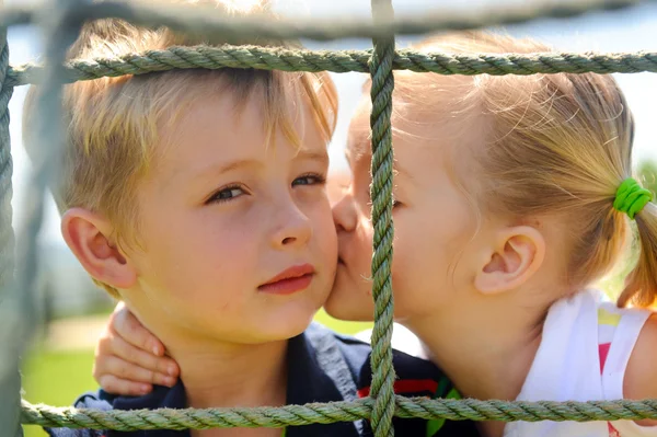 Broers en zussen spelen — Stockfoto