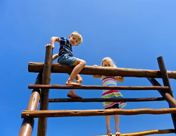 Kinder auf dem Spielplatz — Stockfoto