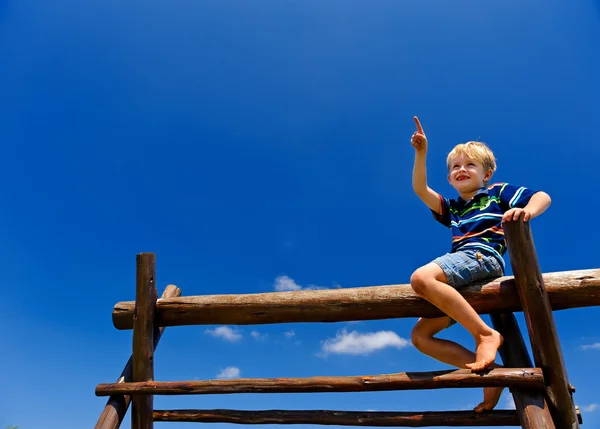 Rapaz no parque infantil — Fotografia de Stock