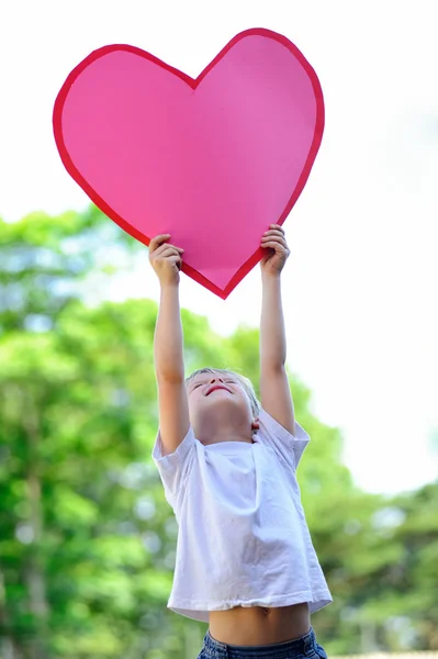 Bambino con cuore di carta — Foto Stock