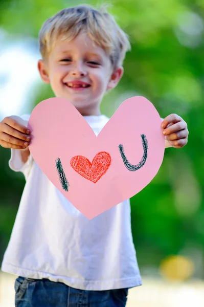 Çocuk holding kalp — Stok fotoğraf