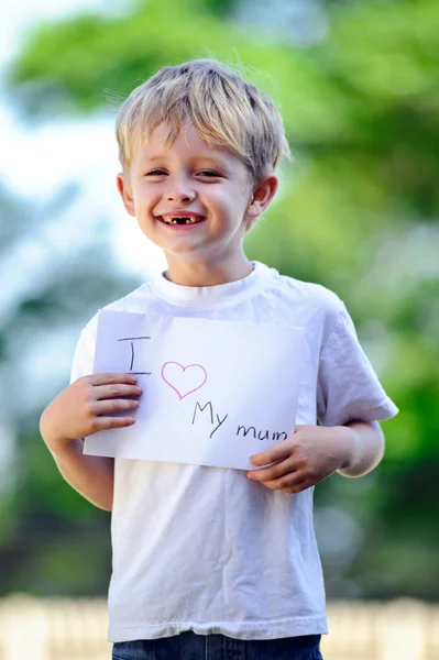Ребенок с бумажным знаком — стоковое фото